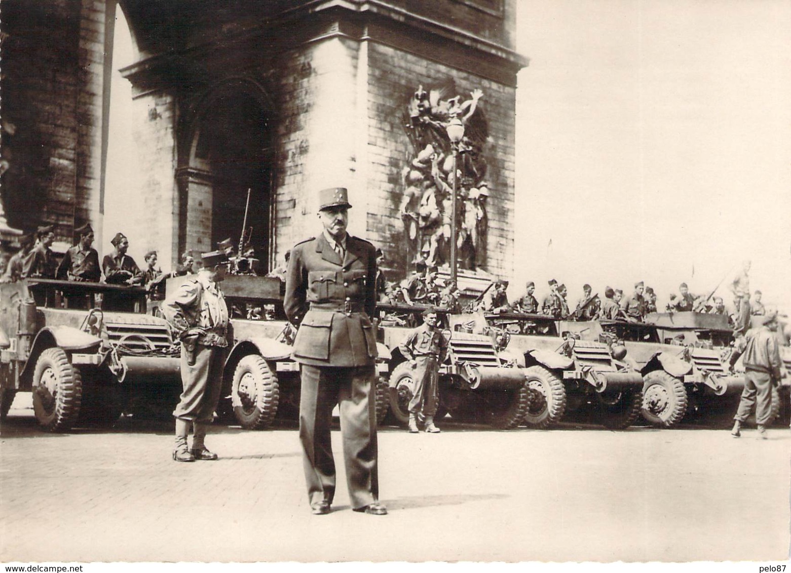 CPSM  Le Général Koening à L'Arc De Triomphe Avec Les Troupes De L'armée Leclerc  (animée)  J61 - Guerre 1939-45