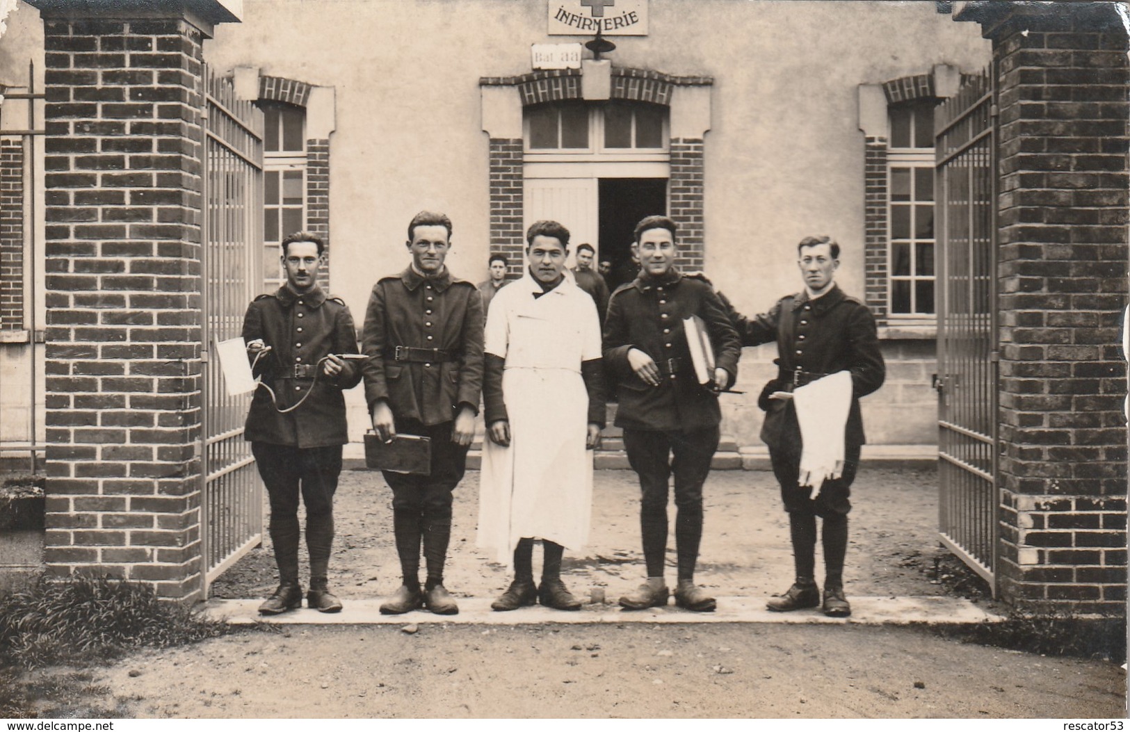 Rare Photo Carte Groupe De Medecins Ou Infirmiers Devant Infirmerie - 1914-18