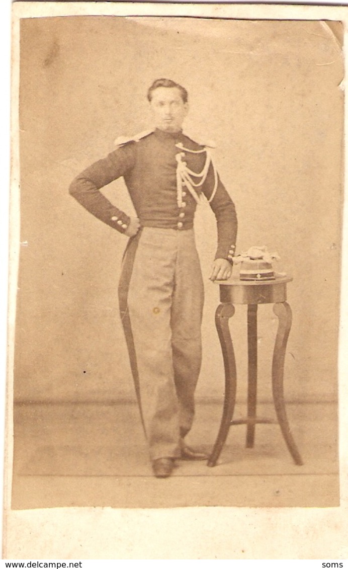 Photographie Ancienne Anonyme, Officier Du IIe Empire Avec Son Shako, Photo Cdv Vers 1865, Bon état, Chasseur à Cheval ? - Guerre, Militaire