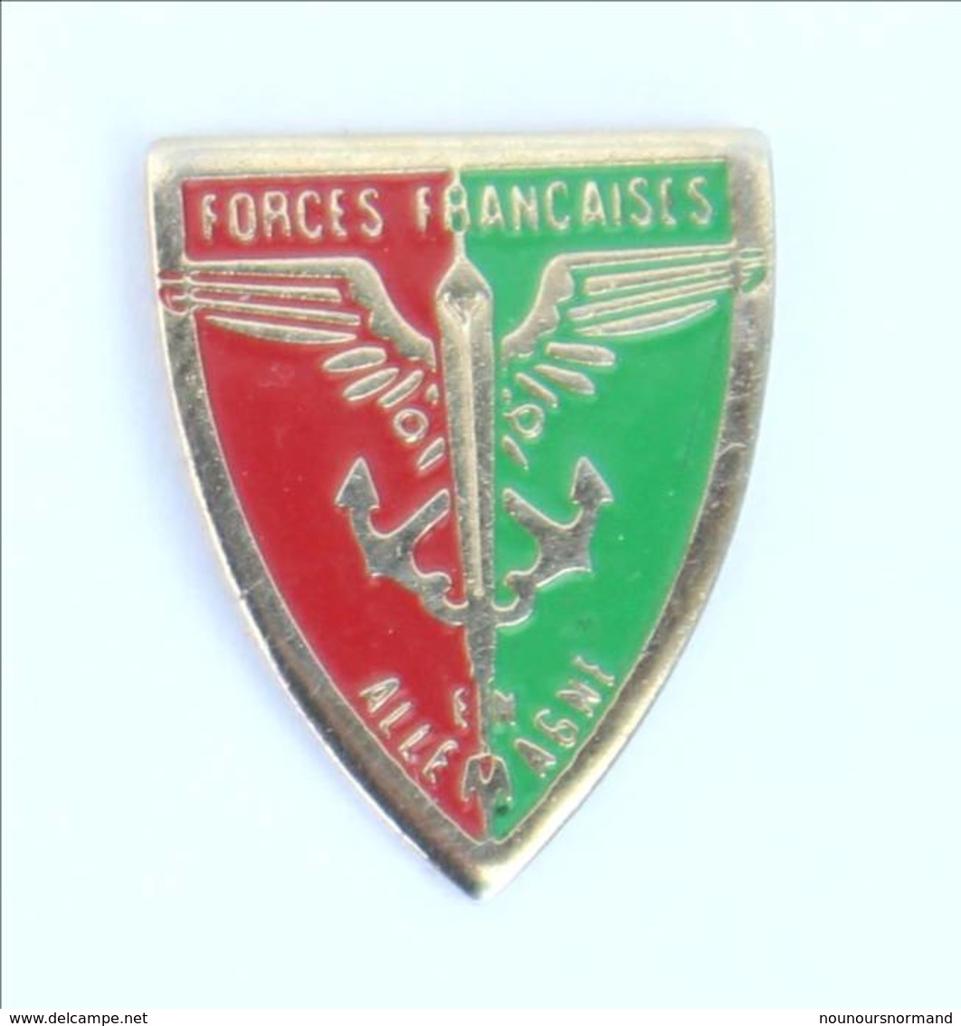 Petit Pin's Pucelle Des FORCES FRANCAISES En ALLEMAGNE - Blason - Ailes Et Ancres De Marine - Epée - H584 - Army