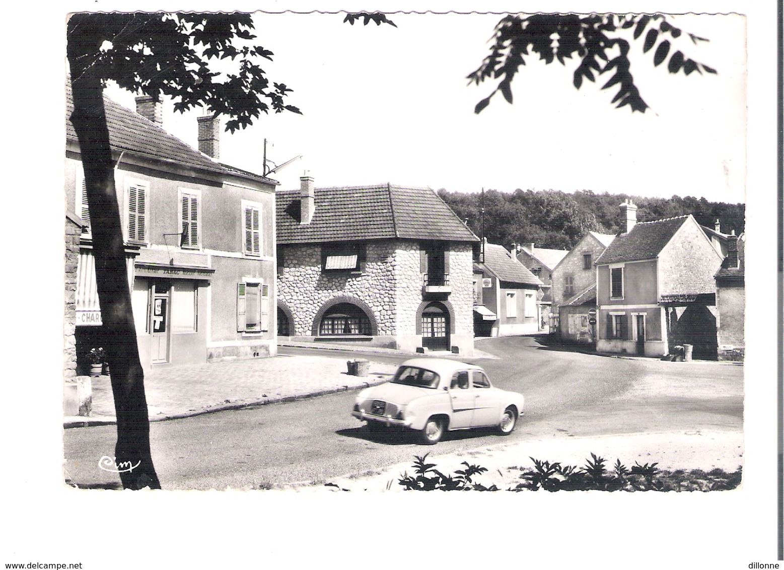 D 91    BOUTIGNY Sur ESSONNES  Place Charles Baudoin   (Voiture) - Autres & Non Classés