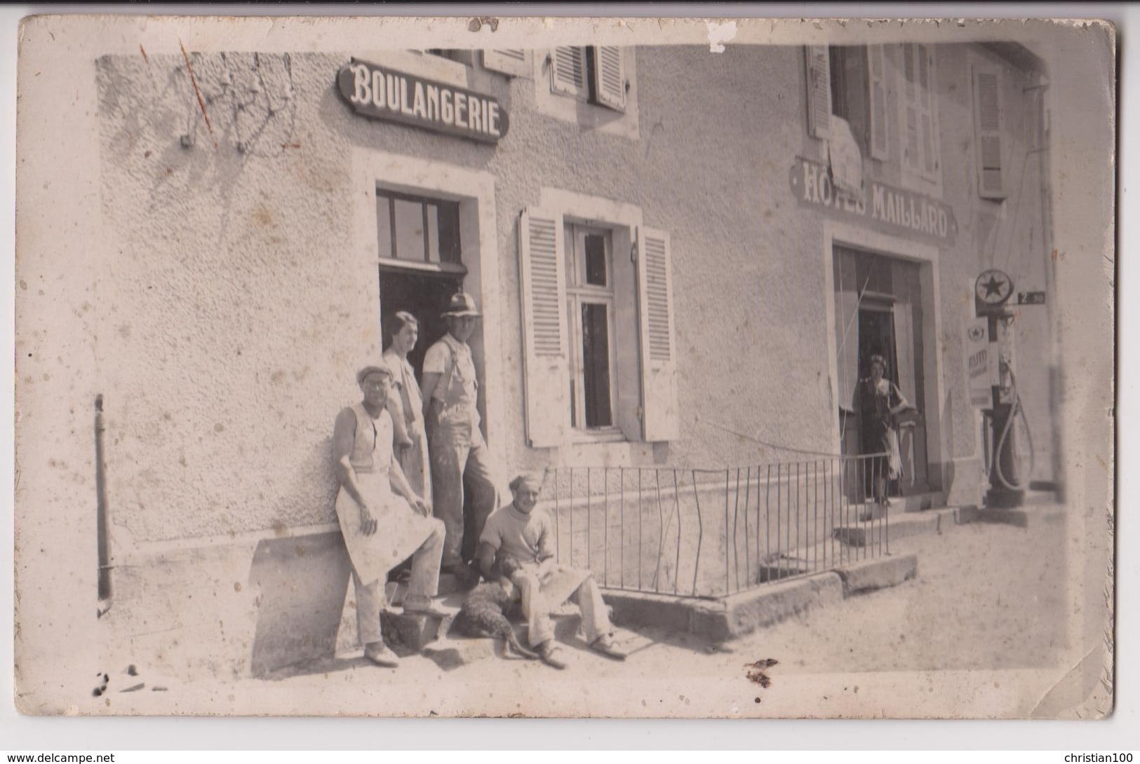 CARTE PHOTO : UNE BOULANGERIE ET SES MITRONS - HOTEL MAILLARD ET POMPE A ESSENCE AUTO MOBILINE -** 2 SCANS **- - A Identifier