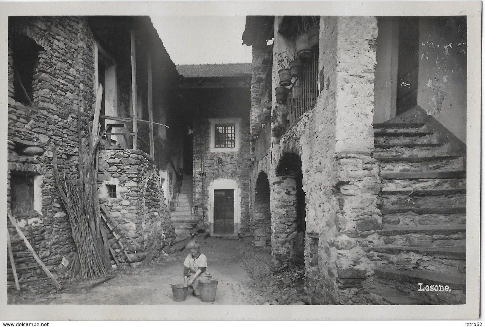 LOSONE → Frau Im Innenhof Bei Der Arbeit, Fotokarte Ca.1940 - Losone