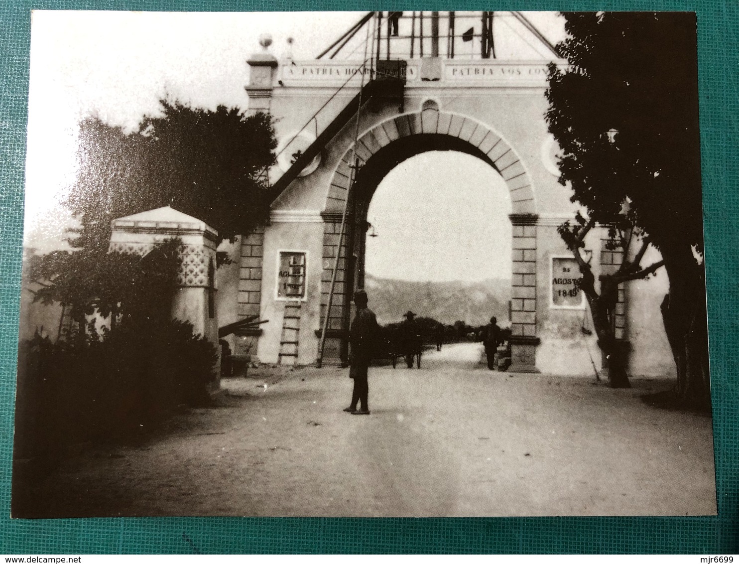 1980-10 FOLDED POST CARD WITH OLD TIME MACAU VIEWS, PRINTED BY GABINETE DE COMUNICAÇÃO SOCIAL, GOVERNMENT DEPARTMENT - Postal Stationery