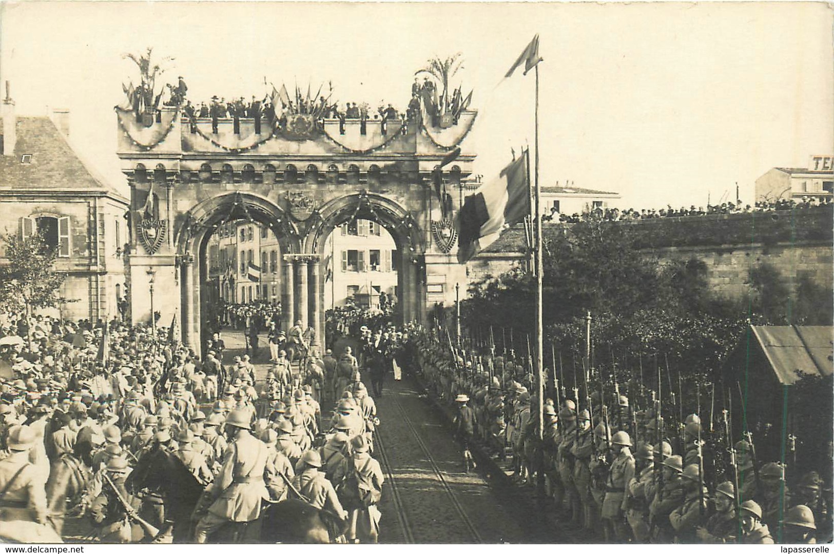 Carte Photo à Identifier : Défilé Militaire Dans La Ville - A Identifier