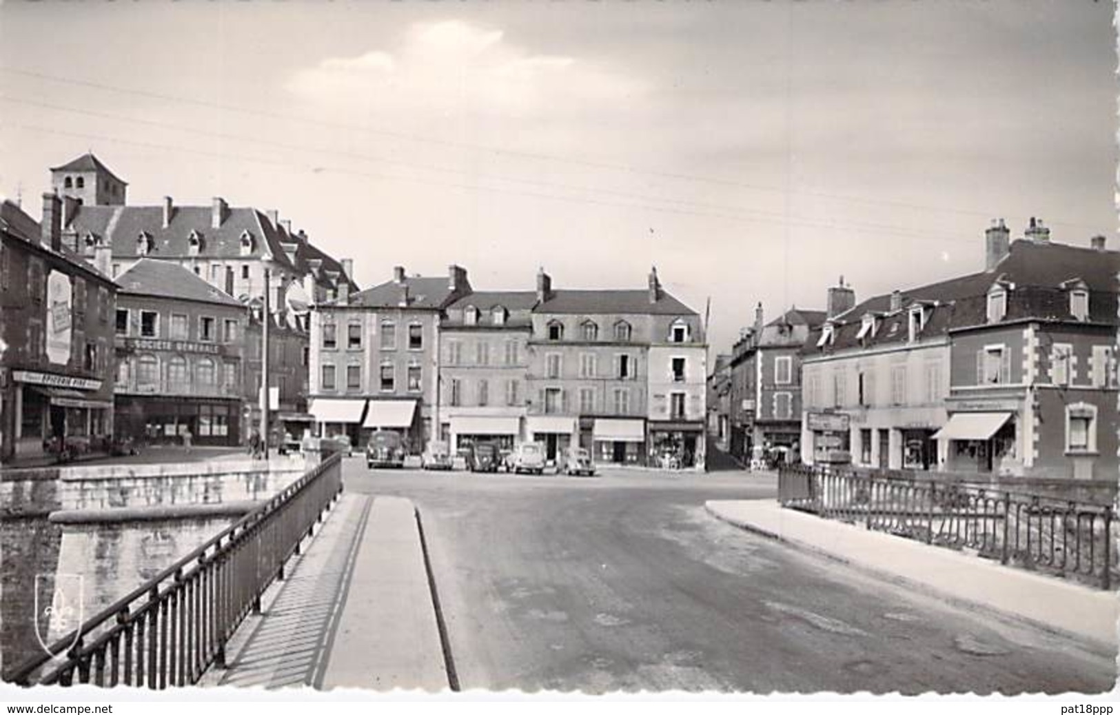 58 - DECIZE : Place Saint Just ( Agence Banque SOCIETE GENERALE ) CPSM Dentelée Photo Format CPA - Nièvre ( Nivernais ) - Decize