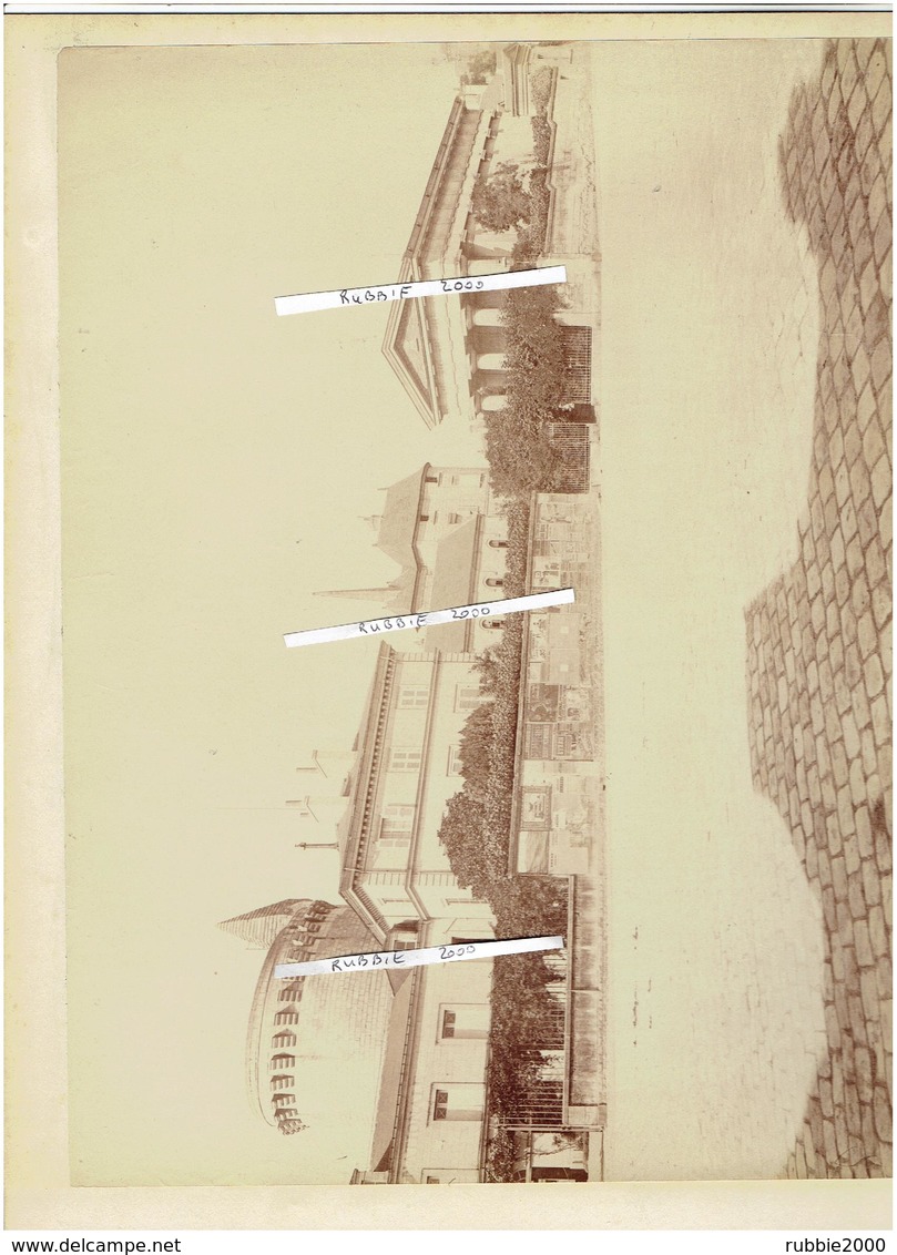 PHOTOGRAPHIE VERS 1900 SAUMUR LA PLACE DE LA GENDARMERIE MAINE ET LOIRE PHOTOGRAPHE NEURDEIN - Lieux