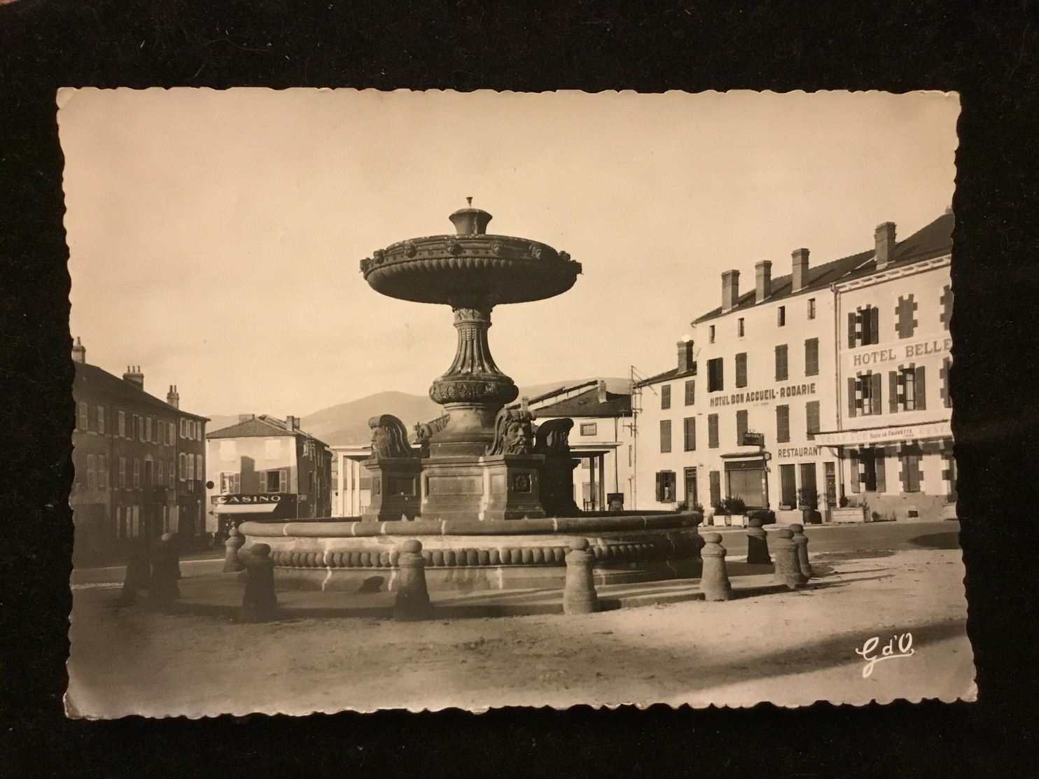 Ambert Fontaine Place Des Allées Cpm - Ambert