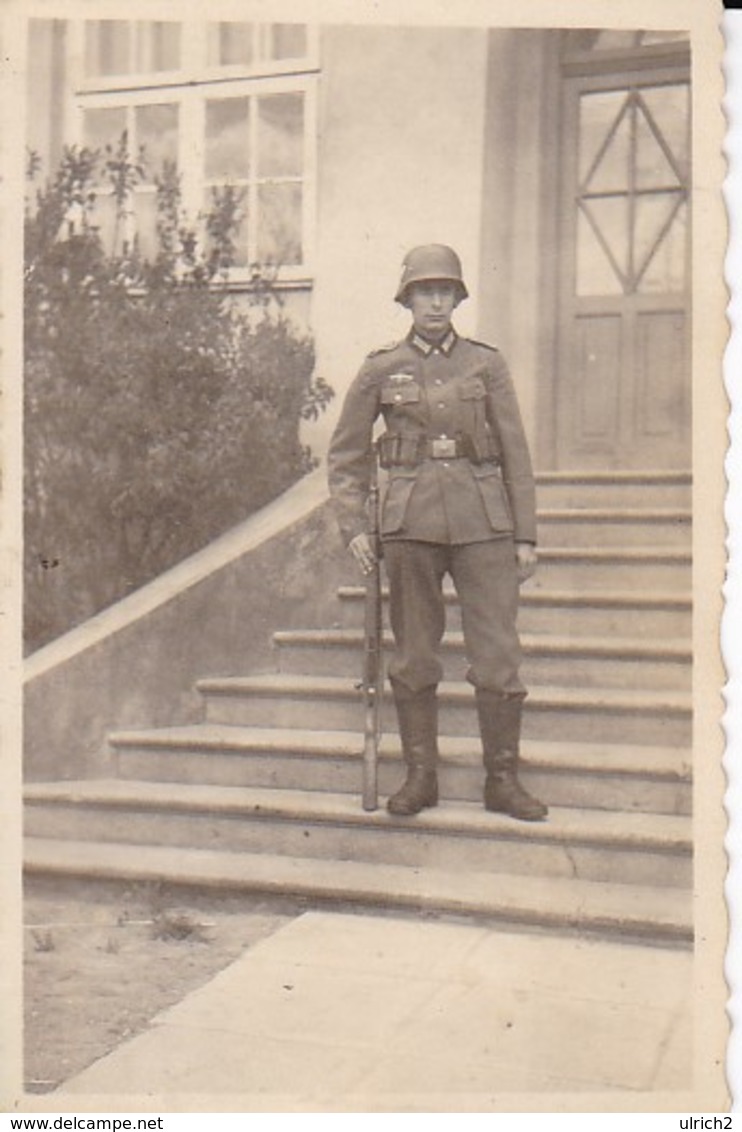 Foto Deutscher Soldat Mit Gewehr Und Stahlhelm - 2. WK - 8*5cm (39130) - Krieg, Militär