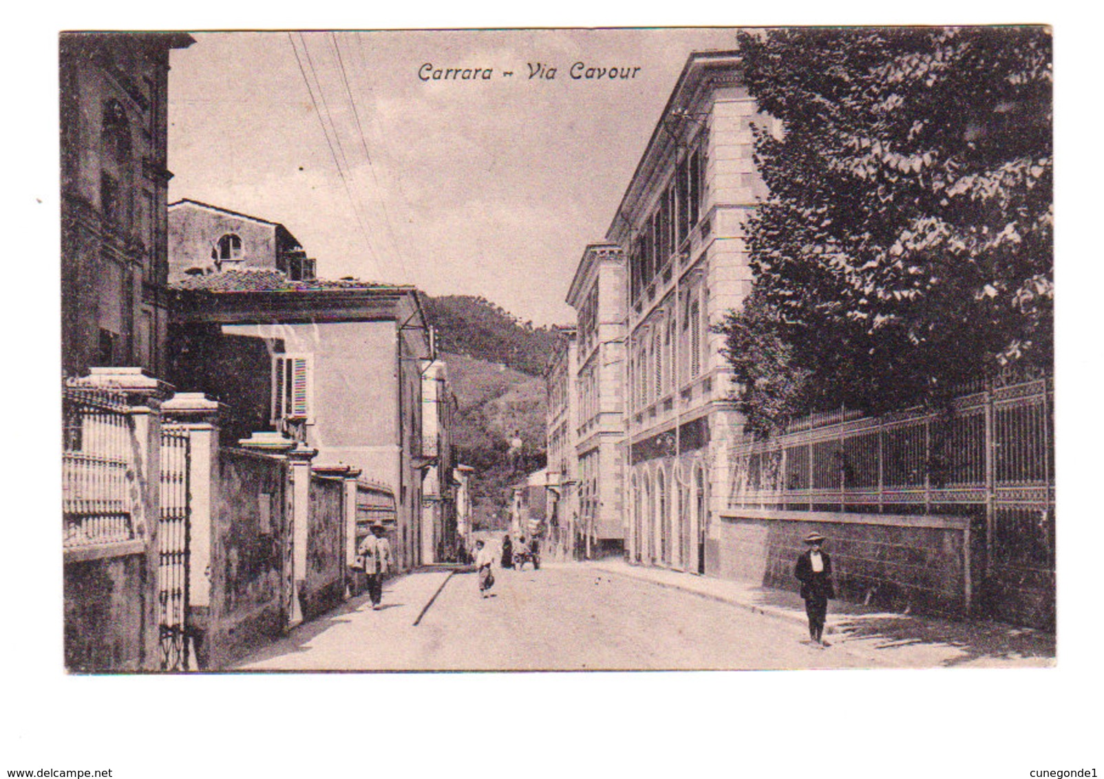 CPA CARRARA : Via Cavour - Circulée En ? ( Voir Scan ) - Carrara