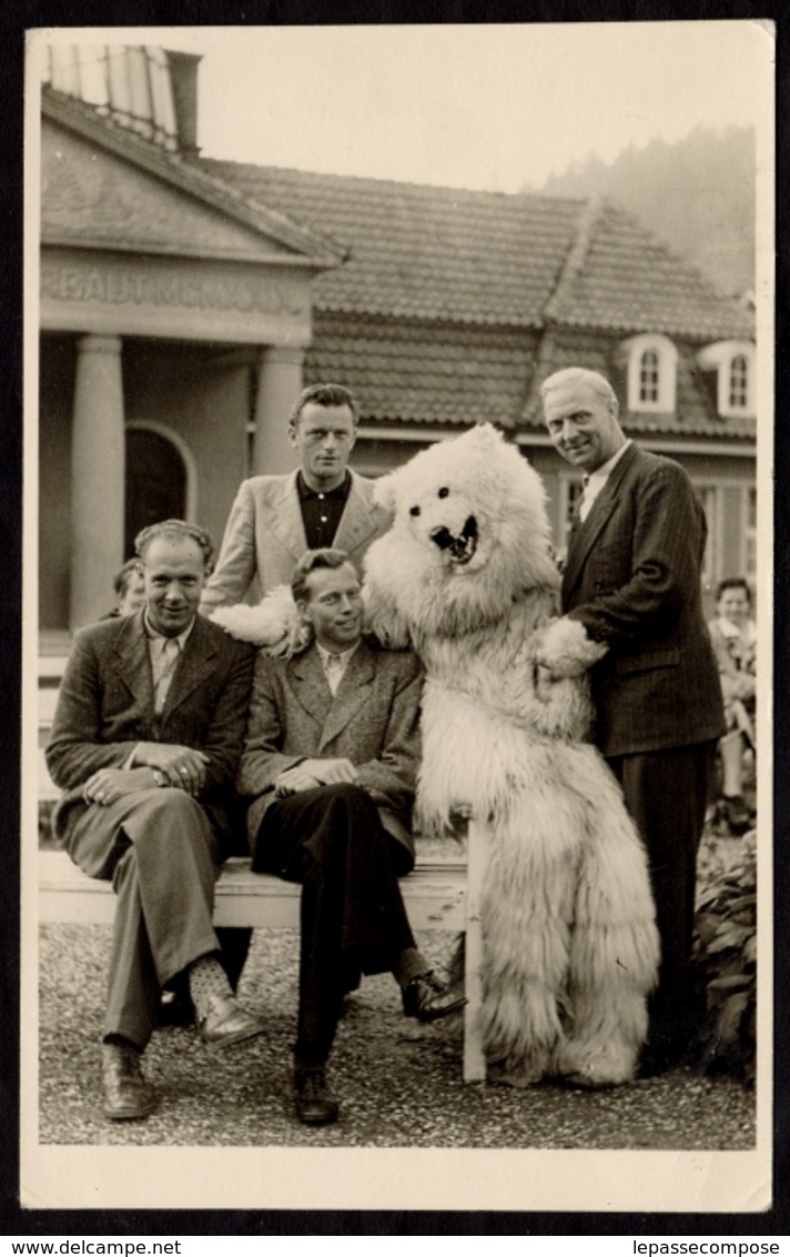 TOP - DIE KAMARADEN DER STUBE 61 ET UN OURS DEVANT LE KURBAD (BAIN SPA) A BAD GRUND EN 1950, HOMME DEGUISE ( Spectacle ) - Bad Grund