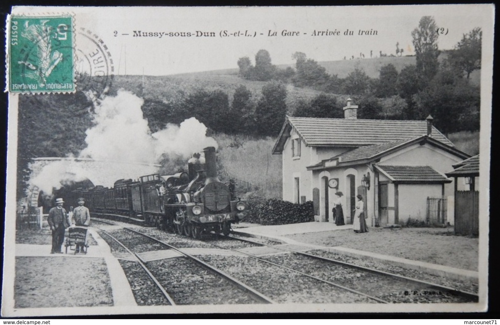 71 CPA MUSSY SOUS DUN ARRIVÉE DU TRAIN GARE - Autres & Non Classés