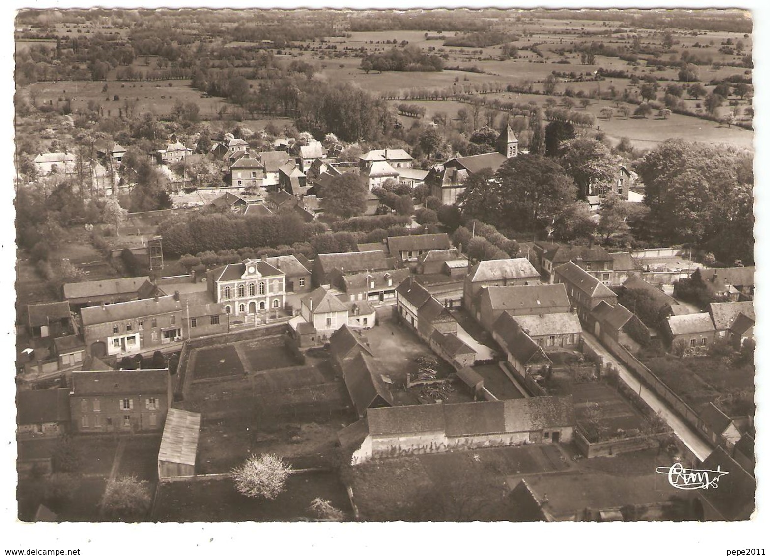 CPSM 60 AUNEUIL Vue Aérienne Du Centre Ville - Eglise, Mairie - Auneuil