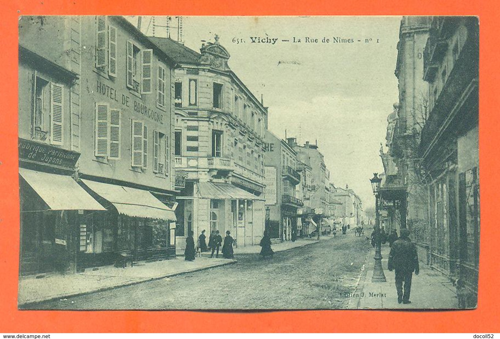 CPA 03 Vichy " La Rue De Nimes " Hotel De Bourgogne - Vichy