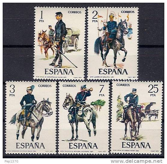 ESPAÑA 1977 UNIFORMES MILITARES VIII  - EDIFIL Nº 2423-2427 - Yvert 2069-2073 - Nuevos