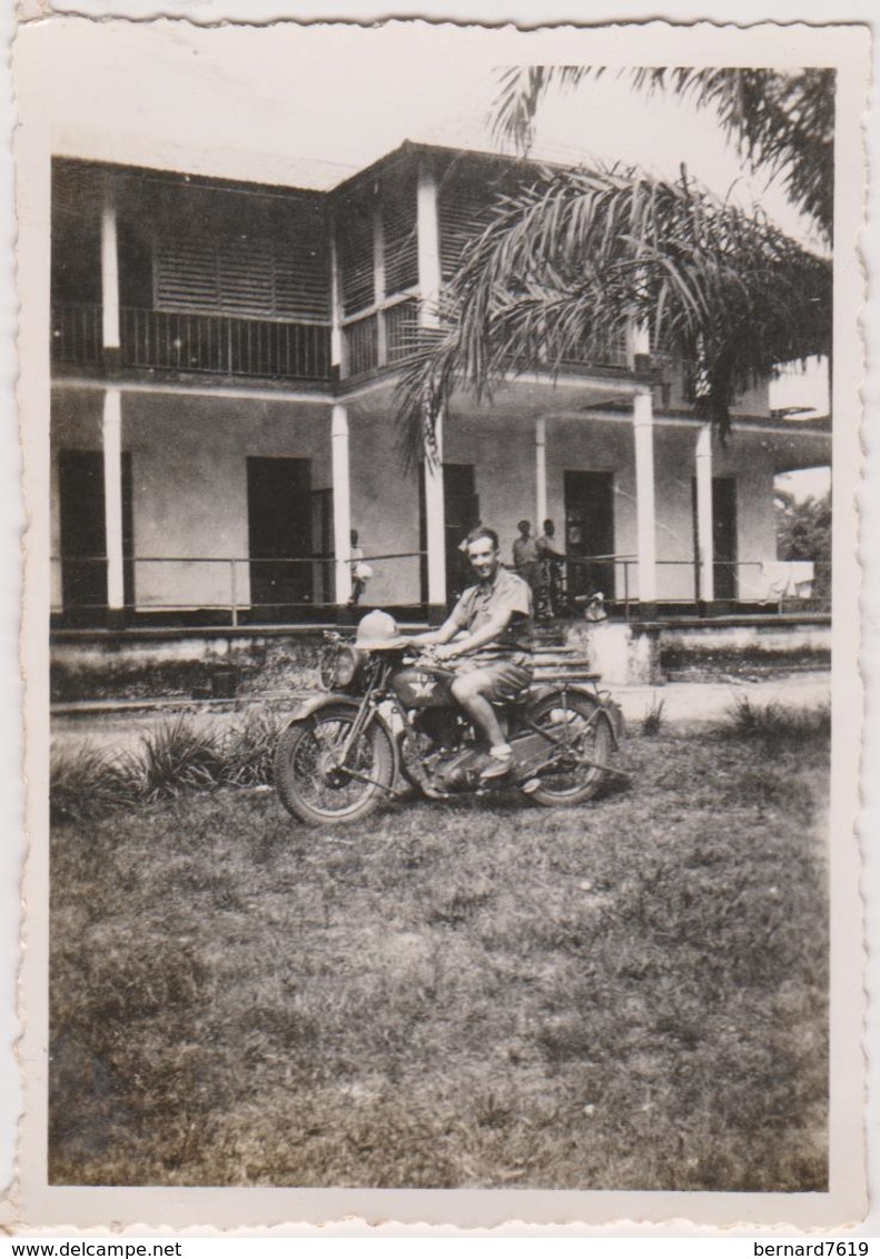 Photo Cameroun Douala  1940 Militaire Troupe Francaise Libre Mess Des Sous Officiers Moto Avec  Motocycliste - War 1939-45