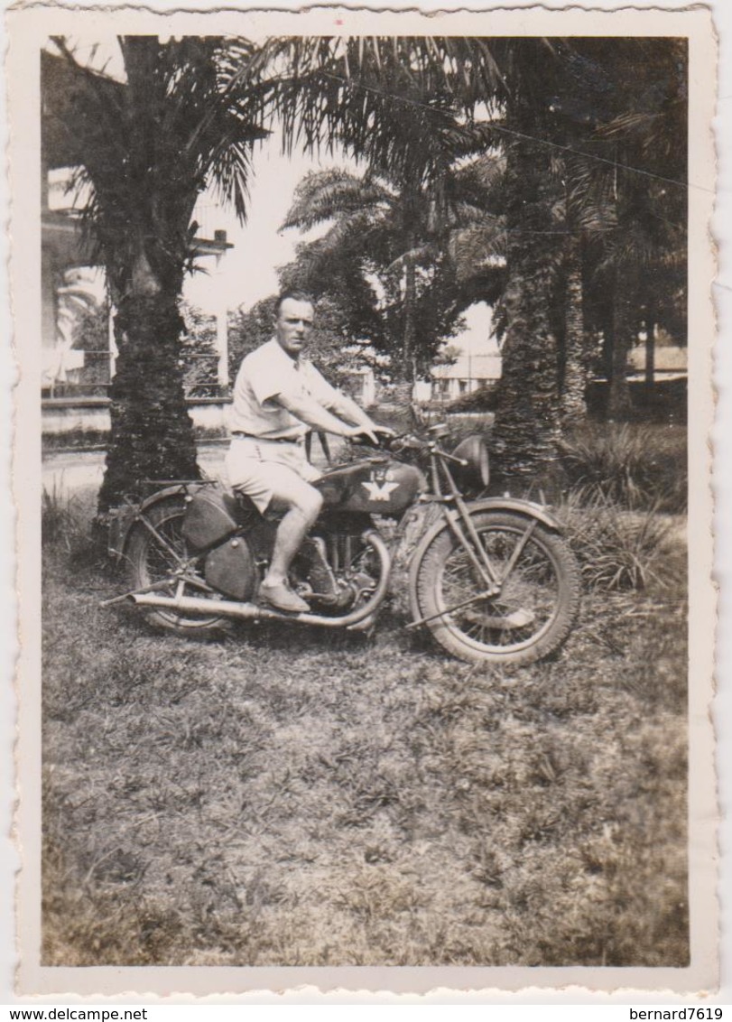 Photo Cameroun Douala  1940 Militaire Troupe Francaise Libre  Moto Avec Motocycliste - Guerre 1939-45