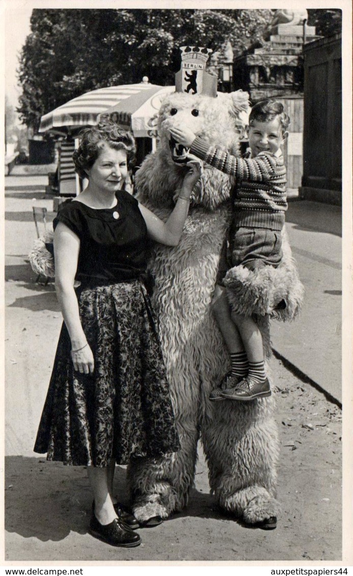 Photo Originale Déguisement & Eisbär Ours Polaire Accompagné D'une Mère Et D'un Enfant Lui Chatouillant Le Nez à Berlin - Personnes Anonymes