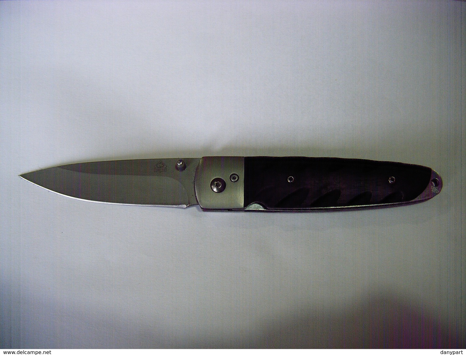 COUTEAU PUMA  A UNE MAIN TEC 306112  LAME CARBONE MANCHE BOIS DE SANTAL ETAT NEUF JAMAIS UTILISE - Knives/Swords