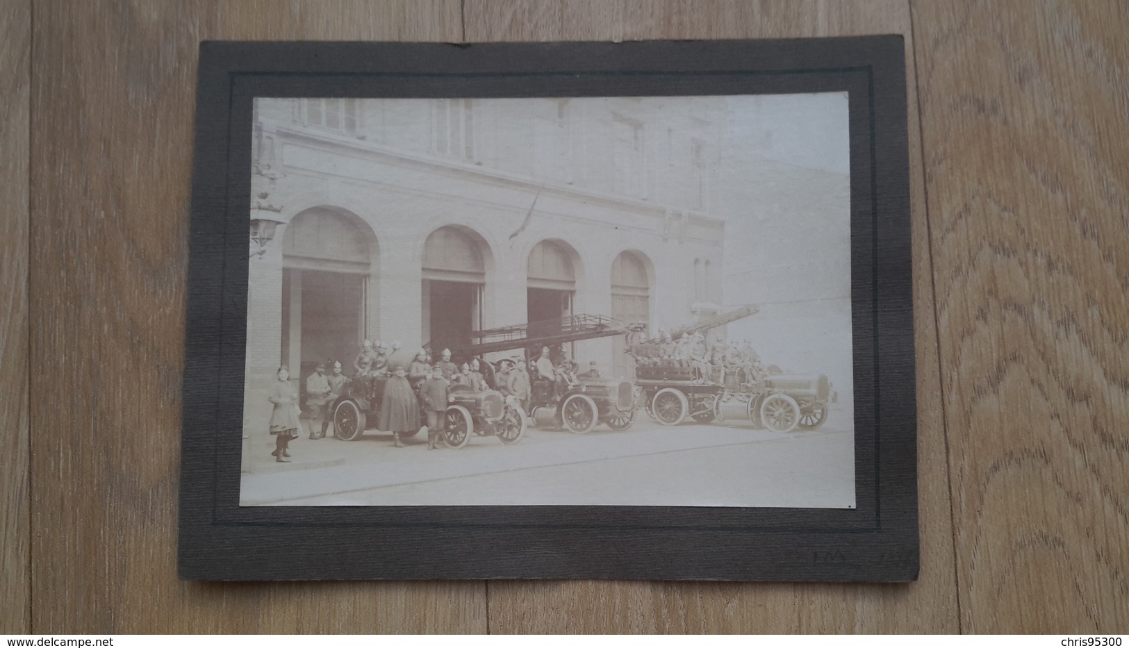 PHOTO ANCIENNE COLLEE SUR CARTON - CASERNE DE POMPIERS - CAMIONS - War, Military