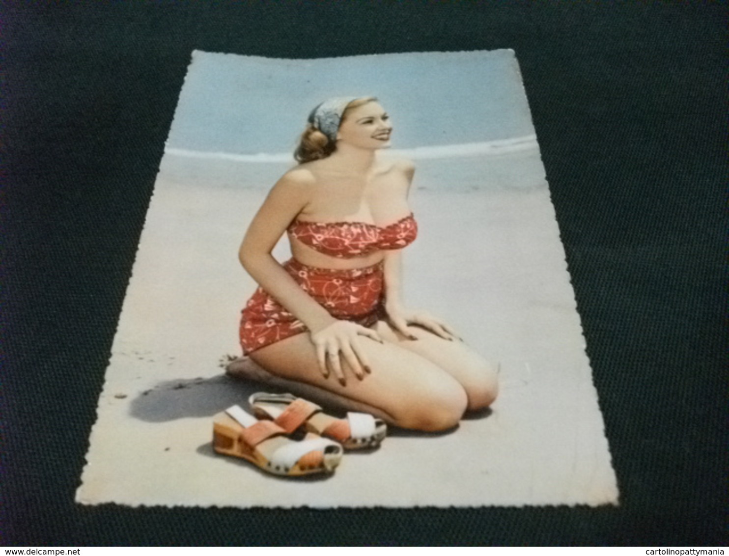 PIN UP BIONDA  BIKINI DONNA  SORRIDENTE SU SPIAGGIA CON PRIMO PIANO SANDALI SCARPE - Pin-Ups