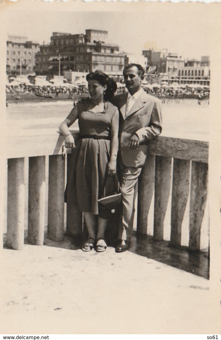 8353.   Vintage Old Foto Photo Coppia Couple A Ostia  1958  9x8 - Lieux