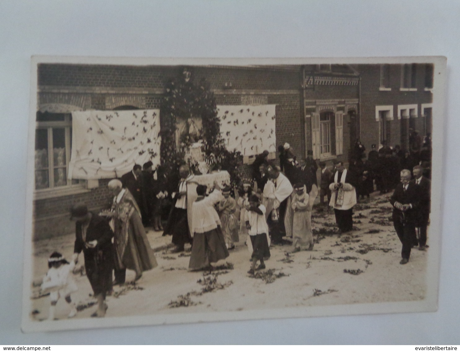 MOREUIL. Procession.carte Photo. - Autres & Non Classés