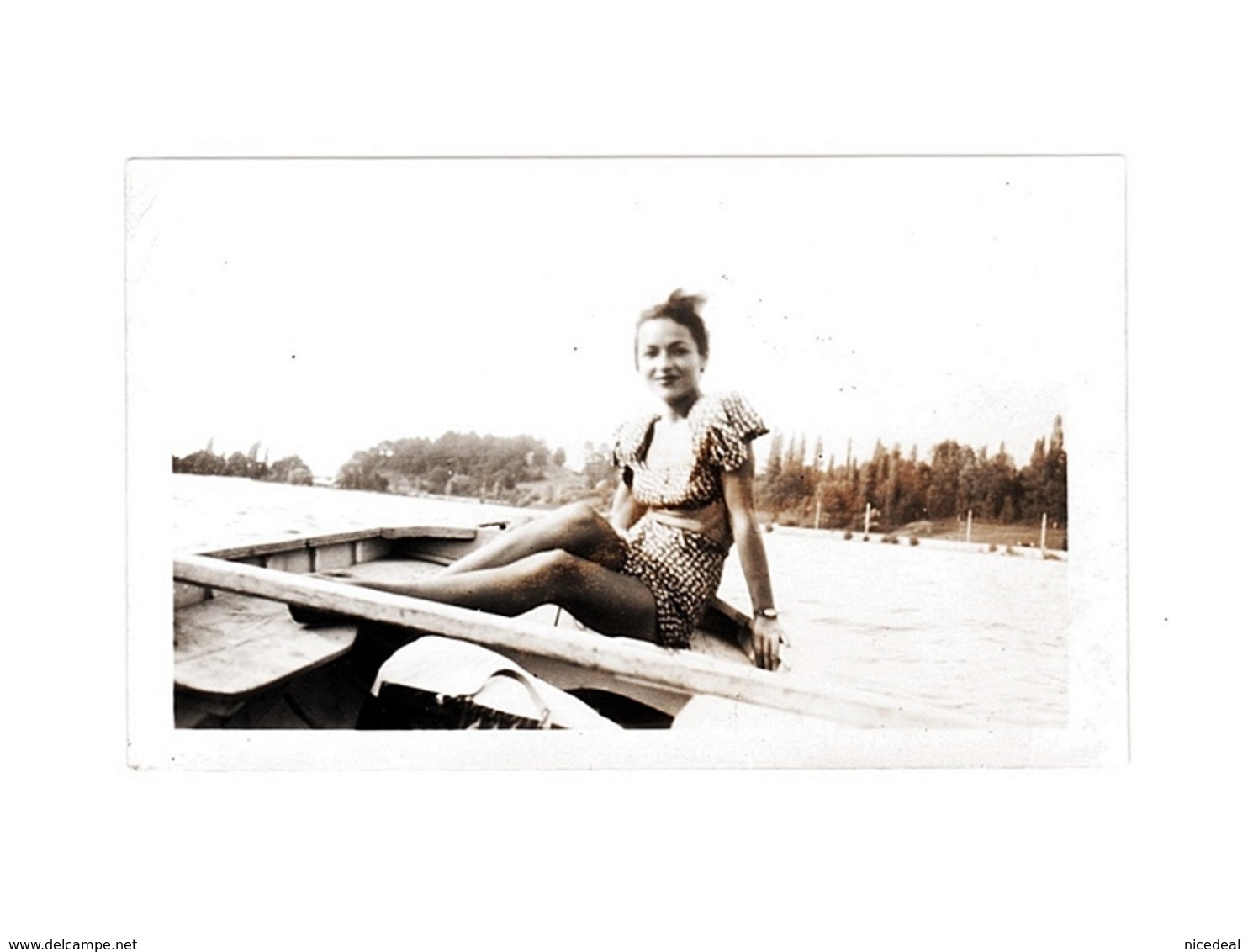 Ancienne Photo Amateur Originale Papier Velox Demoiselle Jeune Fille Jolies Jambes Barque Canot Bateau 1940 Années 40 - Orte