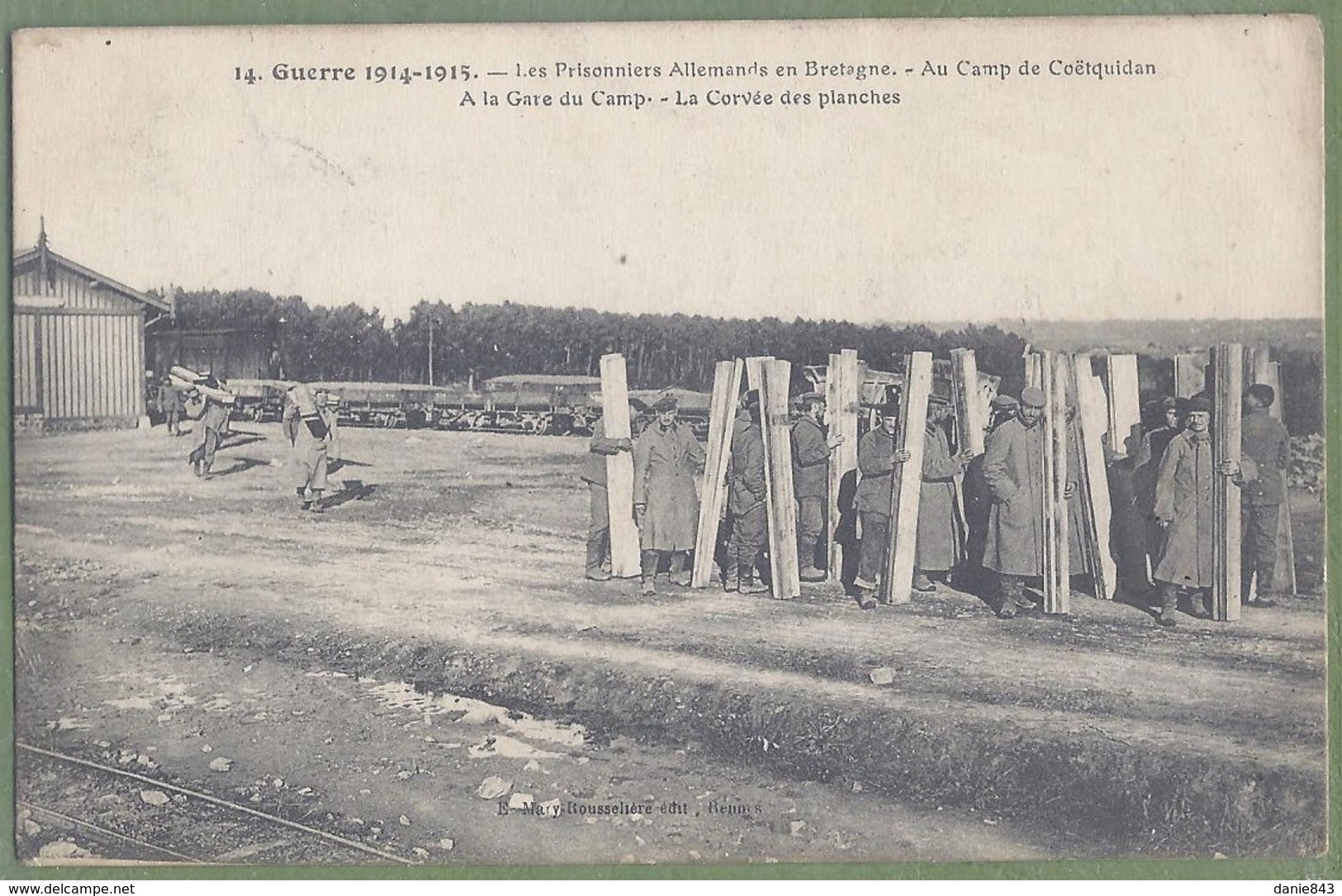 CPA Militaria Guerre 14/18 - MORBIHAN - PRISONNIERS ALLEMANDS A LA GARE DU CAMP DE COÉQUIDAN - CORVÉE DE PLANCHES - Autres & Non Classés