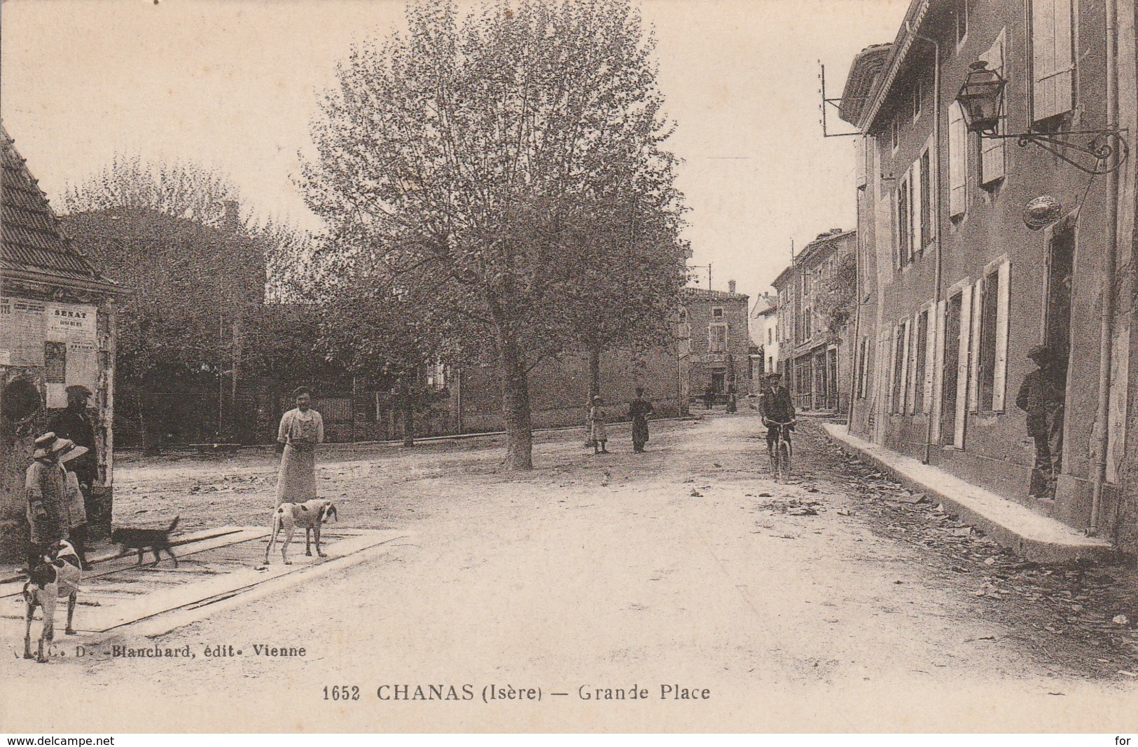 Isère : CHANAS : Grande Place - Chanas