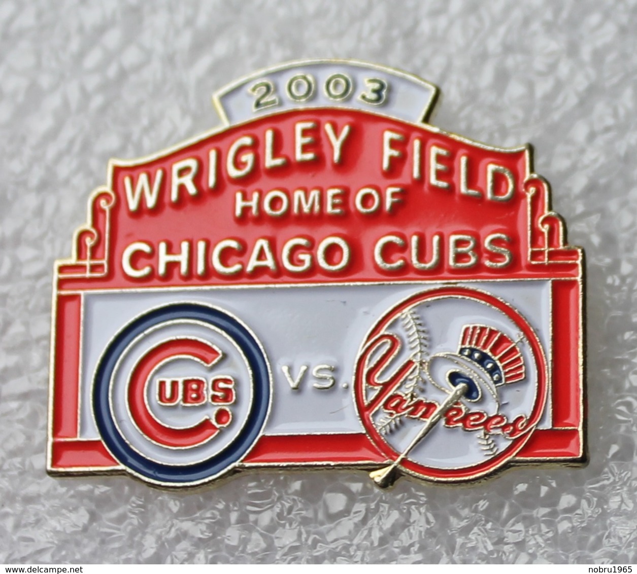 Pin's Baseball Cubs De Chicago . Yankees 2003 . 23X29 Mm . Superbe - Honkbal