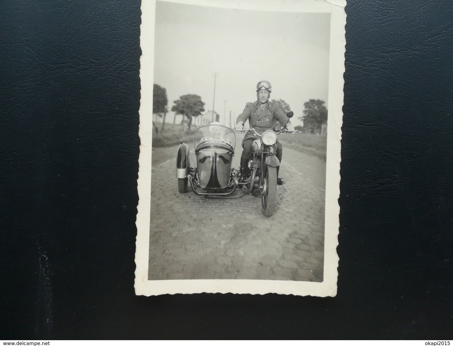 MADAME DANS LE SIDE - CAR D UNE MOTO  CONDUITE PAR MONSIEUR 4 PHOTOS ORIGINALES D UNE FAMILLE DE BELGIQUE PHOTOGRAPHIE - Automobiles