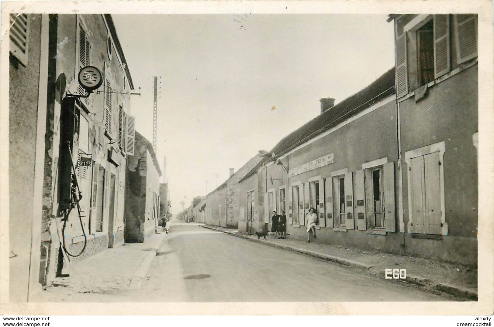 Photo Cpsm 45 BATILLY. Pompe à Essence Murale Et Manuelle Sur Grande Rue Face Hôtel Du Lion D'Or 1954. Timbre Manquant.. - Autres & Non Classés