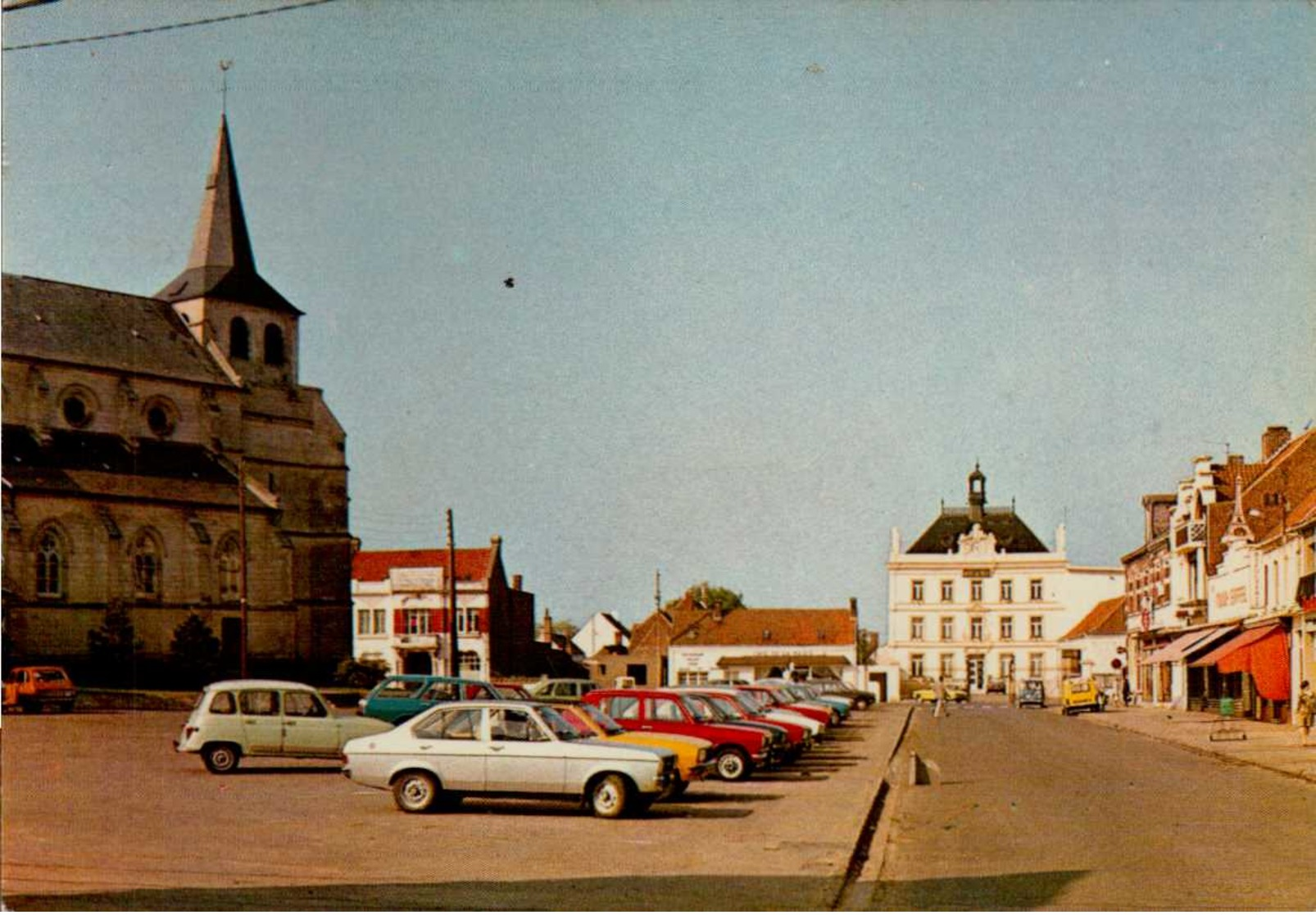 Cpm 62 Auchel L'Eglise L'Hôtel De Ville Nombreues Voitures Commerces - Otros & Sin Clasificación