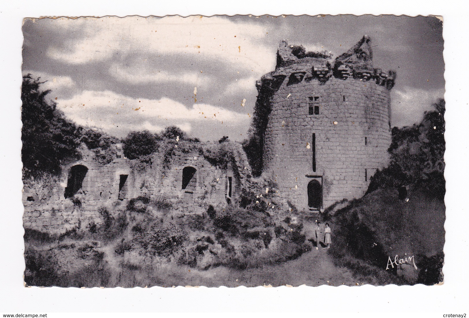 22 Tonquédec N°10 Le Château Seigneurs De Penthièvre Postée à Lannion En 1951 Couple Sur Le Chemin - Tonquédec