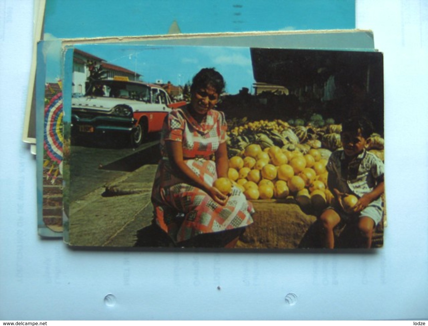 Aruba Oranjestad Fruitvrouw Op De Markt Old Car - Aruba
