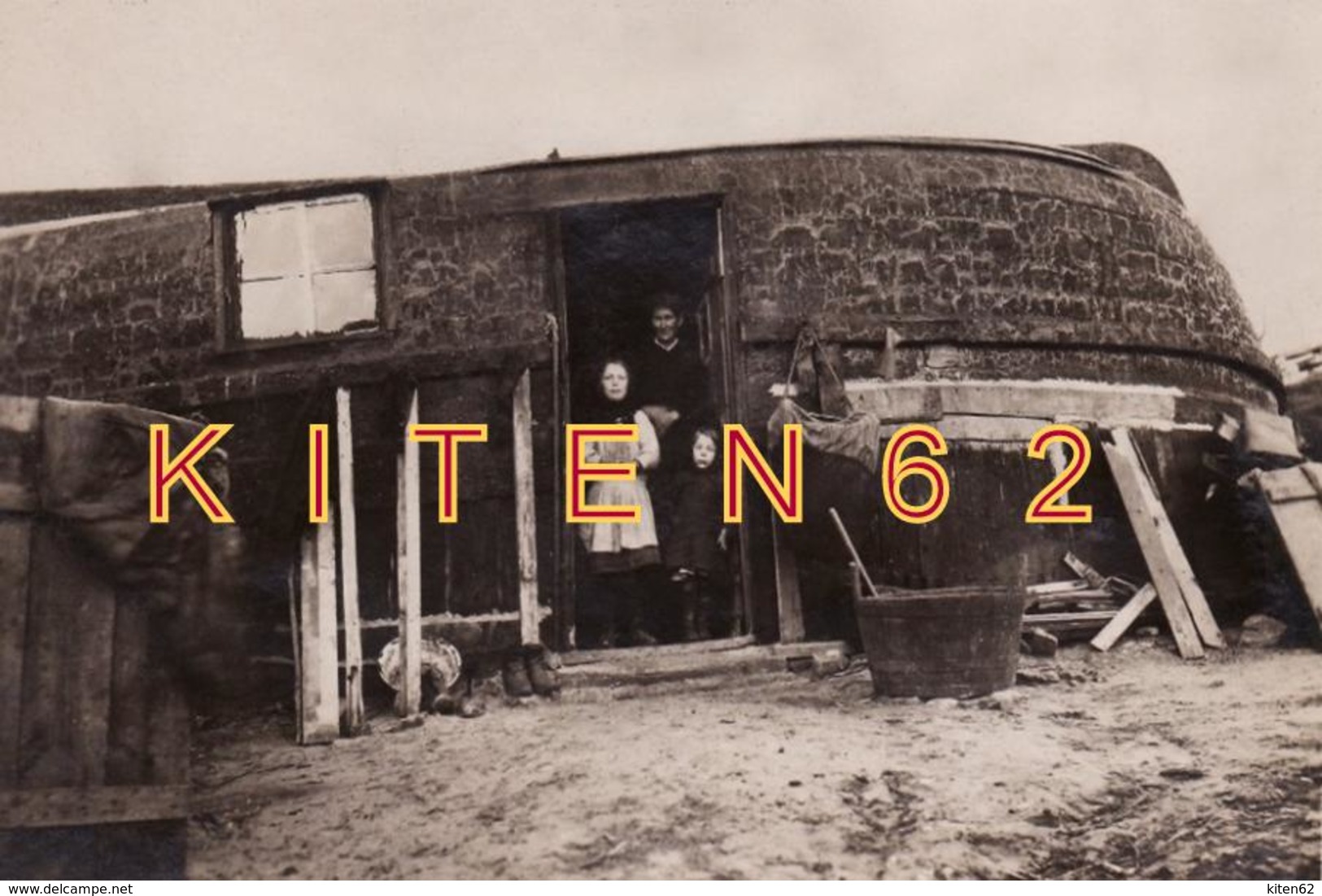 Environs De Boulogne-sur-Mer-Équihen-Plage  Repro Photo D'une Quille En L'air. Animé,femme, Enfants, Cuvier à Lessive . - Boats