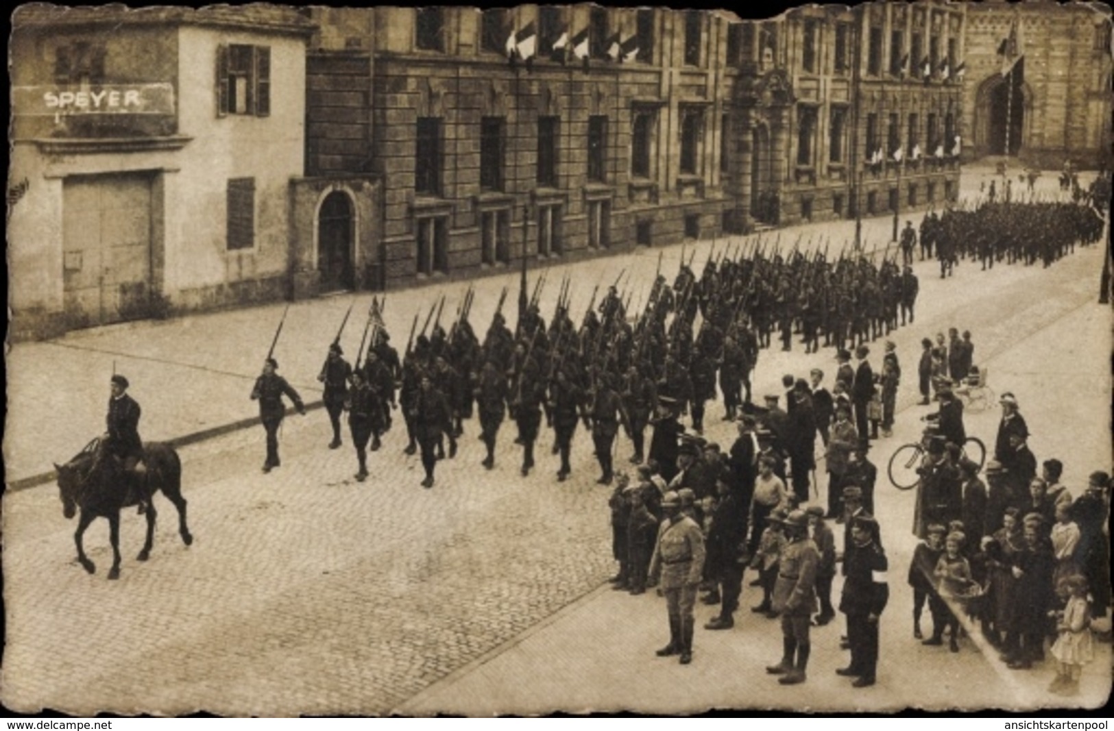 Photo Cp Speyer Am Oberrhein Rheinland Pfalz, Besatzungstruppen In Der Stadt, Militärparade - Other & Unclassified