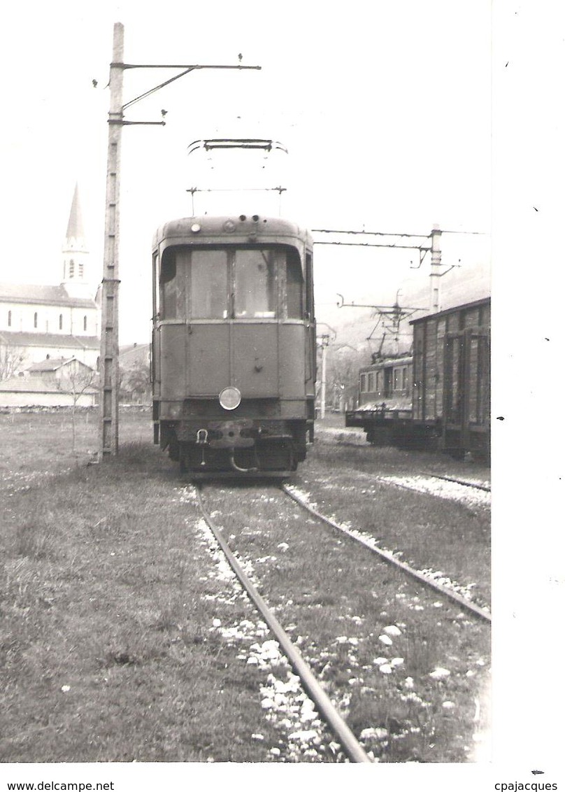 01 - ST MARTIN DU FRESNE : LA GARE ET LOCOMOTIVE . - Non Classés