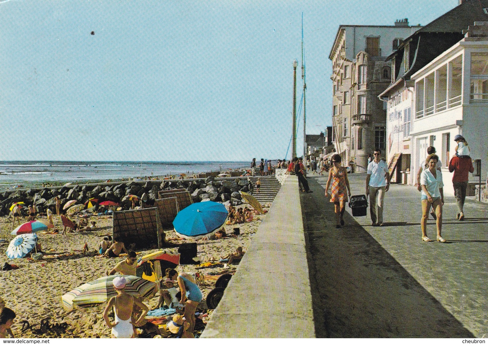 50. COUTAINVILLE. ANIMATION SUR LA PLAGE . PROMENEURS SUR LA DIGUE. ANNEE 1940 + TEXTE - Autres & Non Classés