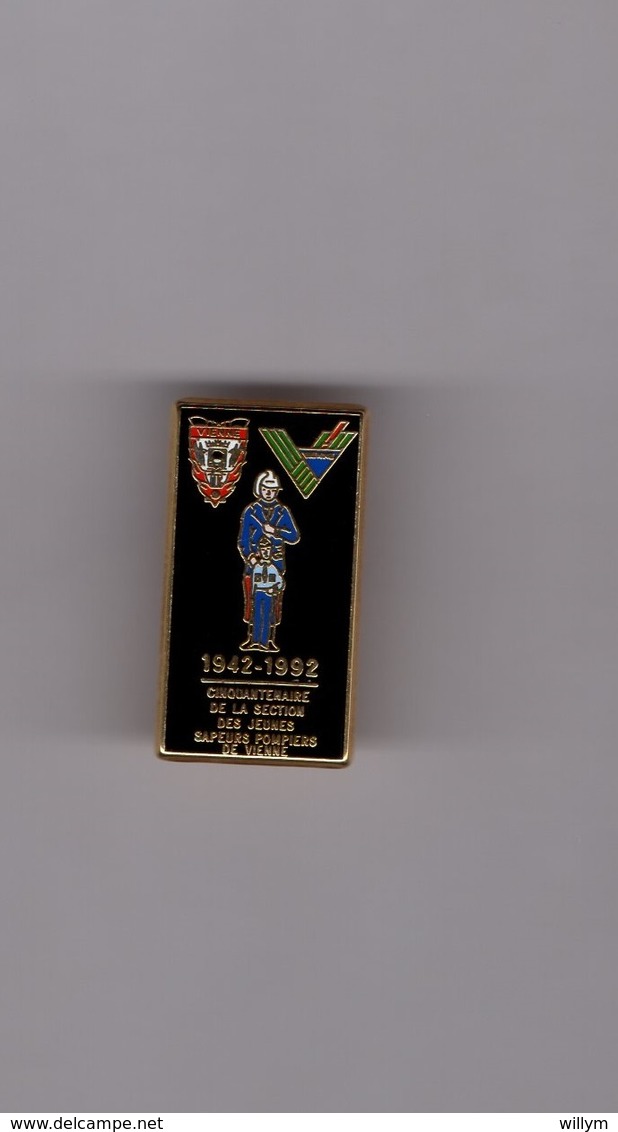 Pin's Pompier / Cinquantenaire De La Section Des Jeunes Sapeurs Pompiers De Vienne (zamac Doré) Hauteur: 2,9 Cm - Brandweerman