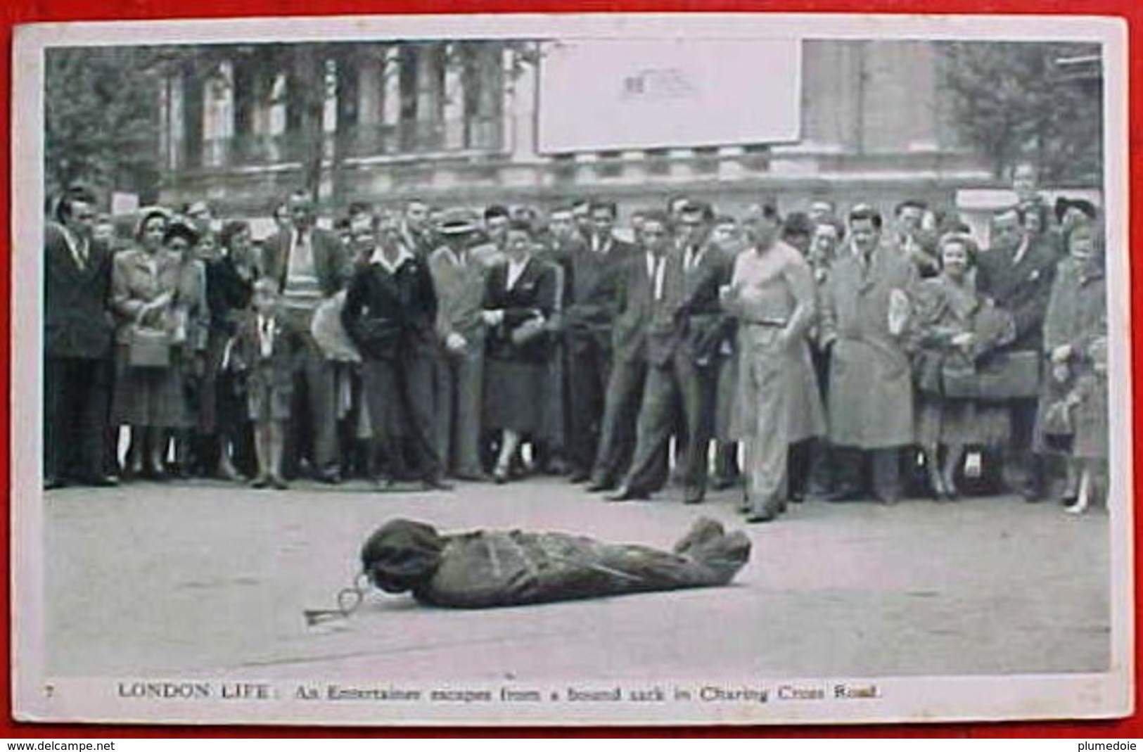 Cpa MAGICIEN S ECHAPPANT D'un SAC ENCHAINE , SPECTACLE De RUE , 1951 . Intertainer Escapes From A Bound Sack C.SKILTON - Cirque