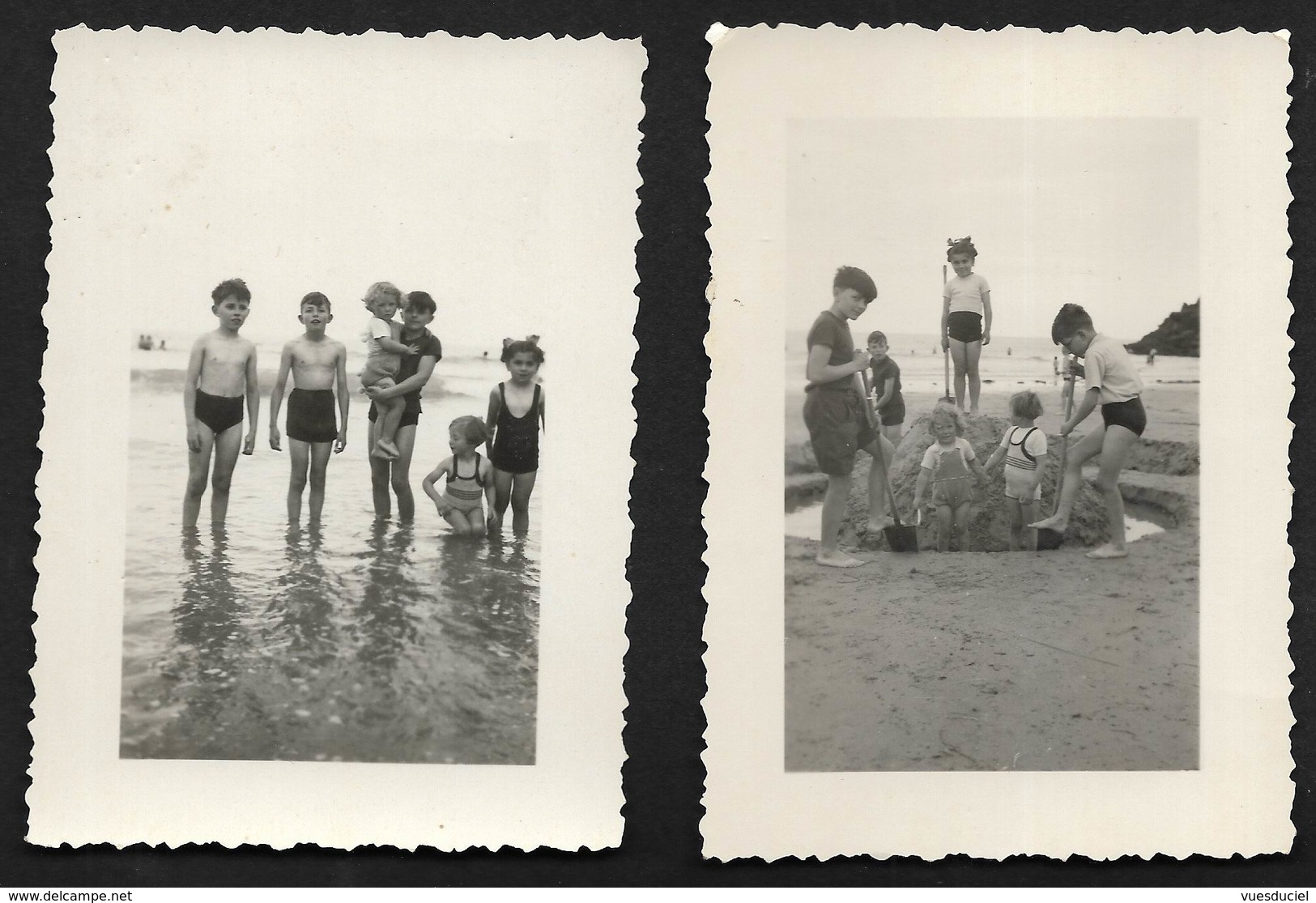 Enfants Graçon Fille Jeux De Plage Maillot De Bain - 2 Photos De Famille Marquée Erquy 1948 Côtes-d'Armor Bretagne - Personnes Anonymes