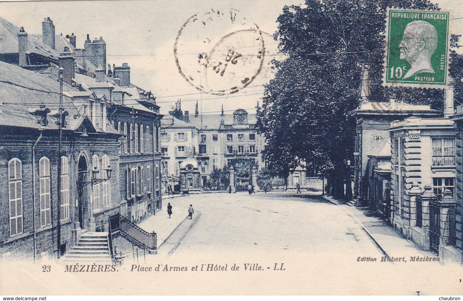 08. MEZIERES.  CPA . PLACE D'ARMES ET L'HOTEL DE VILLE. ANNEE 1924 - Charleville