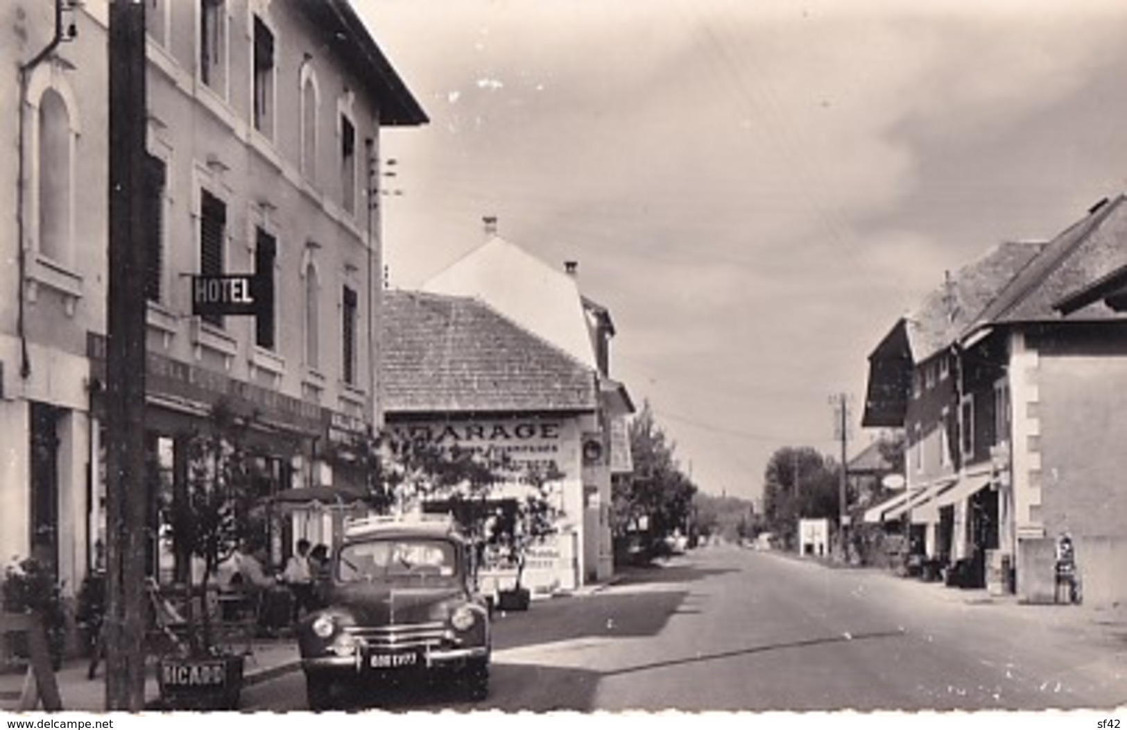 VALLIERES      LE CENTRE DU VILLAGE.        AUTO 4 CV DEVANT HOTEL - Andere & Zonder Classificatie