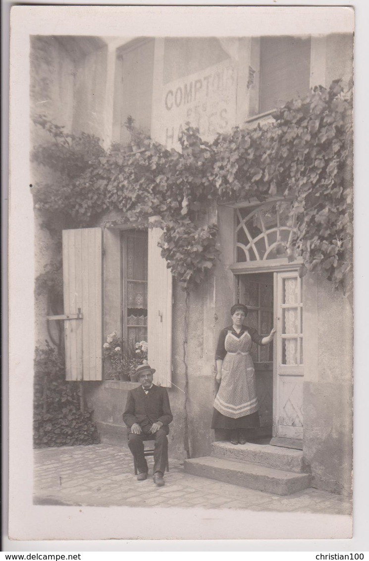 CARTE PHOTO : UN COUPLE DANS LA COUR INTERIEURE D'UN IMMEUBLE " AU COMPTOIR DES HALLES " -** 2 SCANS **- - A Identifier