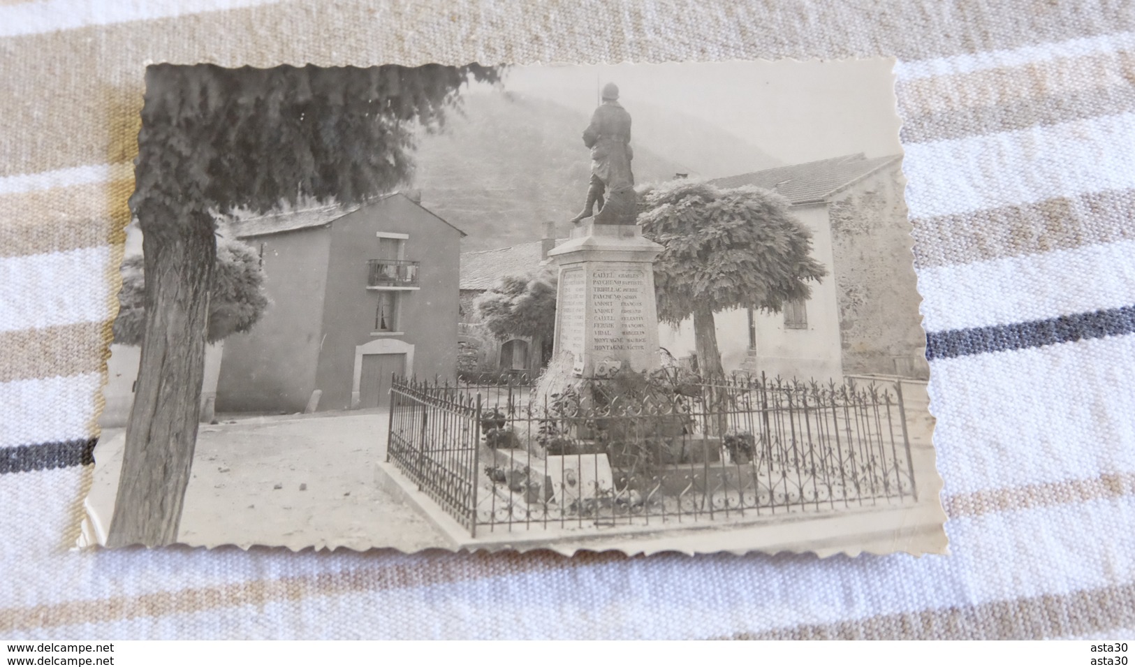 ESCOULOUBRE  _ MONUMENT AUX MORTS     ……..JV-2132 - Autres & Non Classés