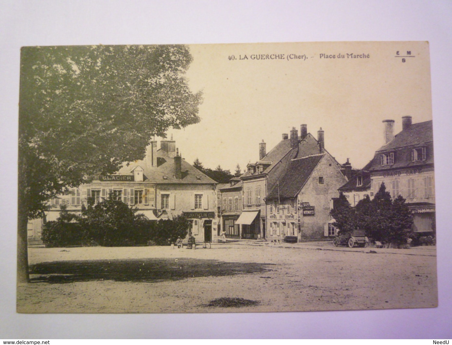 GP 2019 - 97  LA GUERCHE  (Cher)  :  Place Du Marché   XXX - La Guerche Sur L'Aubois