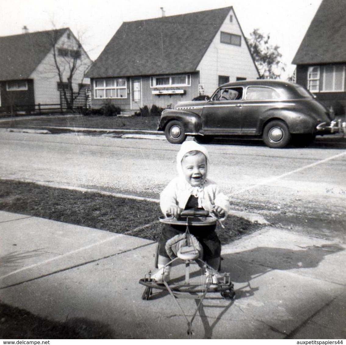 Photo Carrée Originale Course Intrépide Entre Un Tricycle à Roulettes Et Une Voiture Américaine 50's Vers 1960 - Buick - Automobili