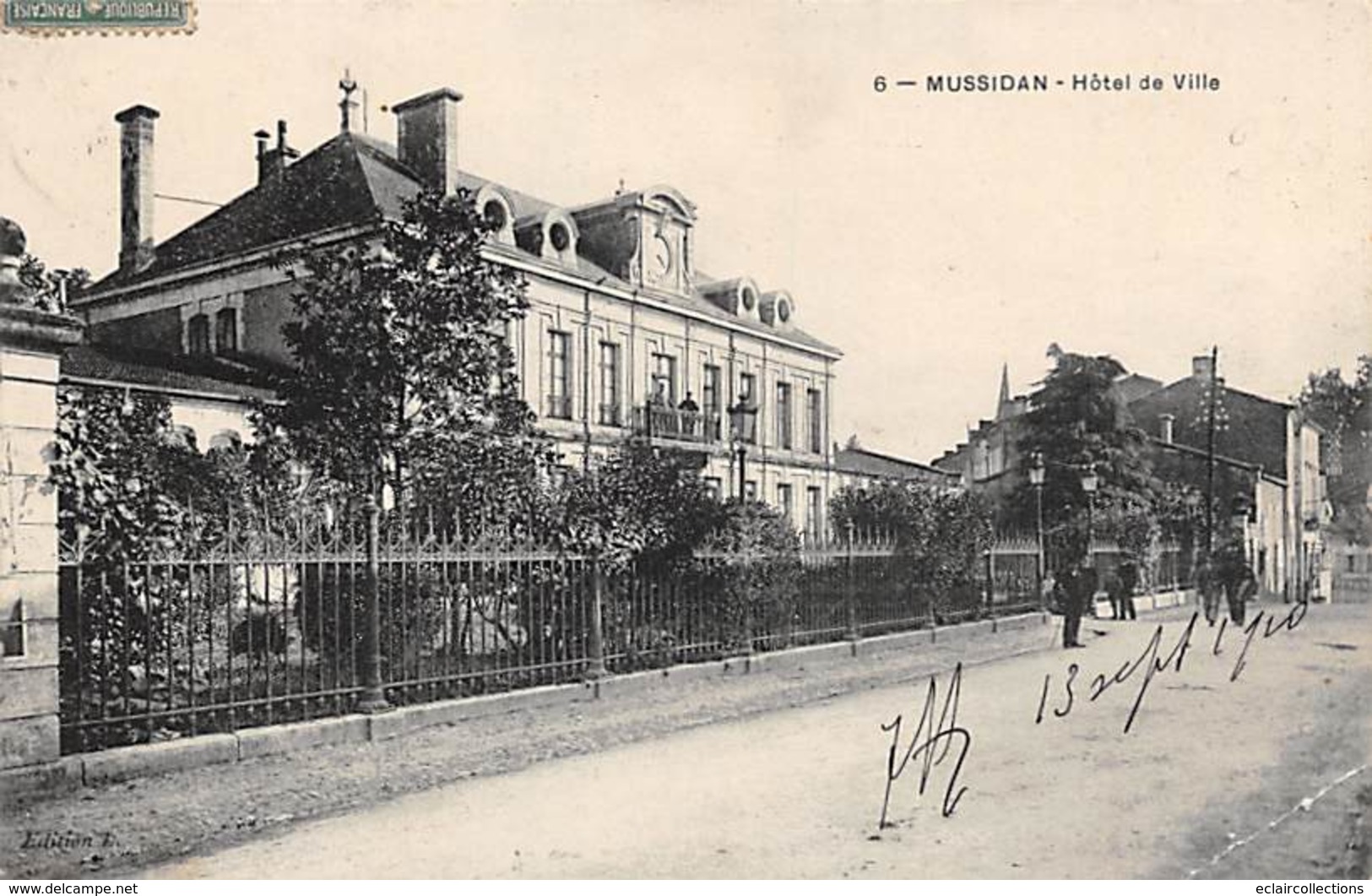 Mussidan         24        Hôtel De Ville           (voir Scan) - Mussidan